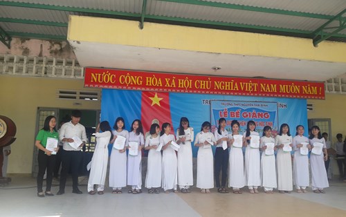 Trao học bổng Hoa Anh Đào cho hơn 20 học sinh trường THPT Nguyễn Thái Bình