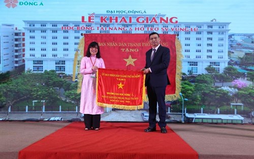 Đại học Đông Á trao 12 tỷ đồng học bổng cho tân sinh viên và hỗ trợ sinh viên khó khăn vì bão lũ 300 triệu đồng