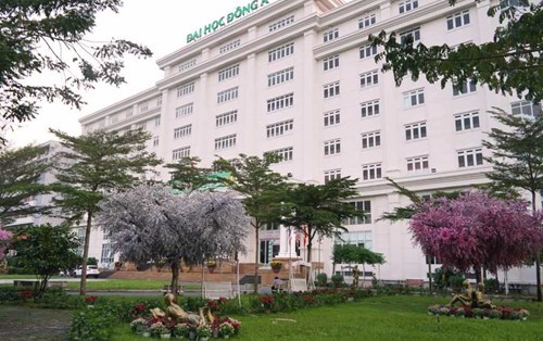 Lãnh đạo Ngân hàng Woori Bank tại Đà Nẵng đến thăm, chúc Tết Nhà trường
