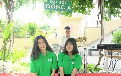 Tân sinh viên ĐH Đông Á: Vừa nhập học đã... tiếp sức đến trường