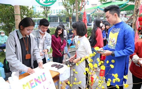 Phiên chợ Tết hỗ trợ 243 vé xe Tết đến sinh viên khó khăn miền Trung