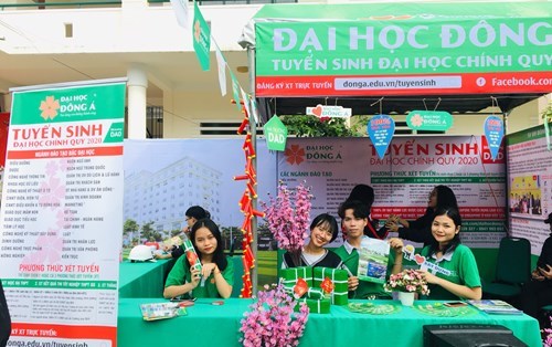 Đại học Đông Á “trẩy hội vui xuân” cùng ngày hội VHDG trường THPT Ngô Quyền