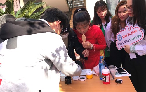 Gian hàng Đại học Đông Á chiếm trọn “spotlight” trong ngày Hội văn hóa dân gian tại trường THPT Cẩm Lệ - Đà Nẵng
