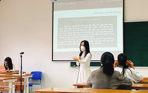 Buổi nói chuyện chuyên đề "Bồi dưỡng năng lực cảm thụ văn học cho học sinh Tiểu học" tại Khoa Sư phạm trường Đại học Đông Á