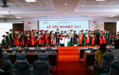 Trang chủ ›Báo chí & Doanh nghiệp Đại học Đông Á tổ chức Lễ Tốt nghiệp và trao bằng thạc sĩ, kỹ sư, cử nhân năm 2022