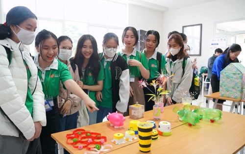 Sinh viên ĐH Đông Á làm đồ handmade gây quỹ ủng hộ vé xe Tết