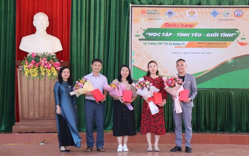 Truyền cảm hứng học tập và tư vấn nghề nghiệp cho học sinh Quảng Trị