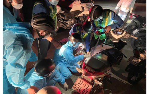 Sinh viên Đại học Đông Á xuyên đêm cứu hộ, 'tiếp sức' người dân đi xe máy về quê tránh dịch