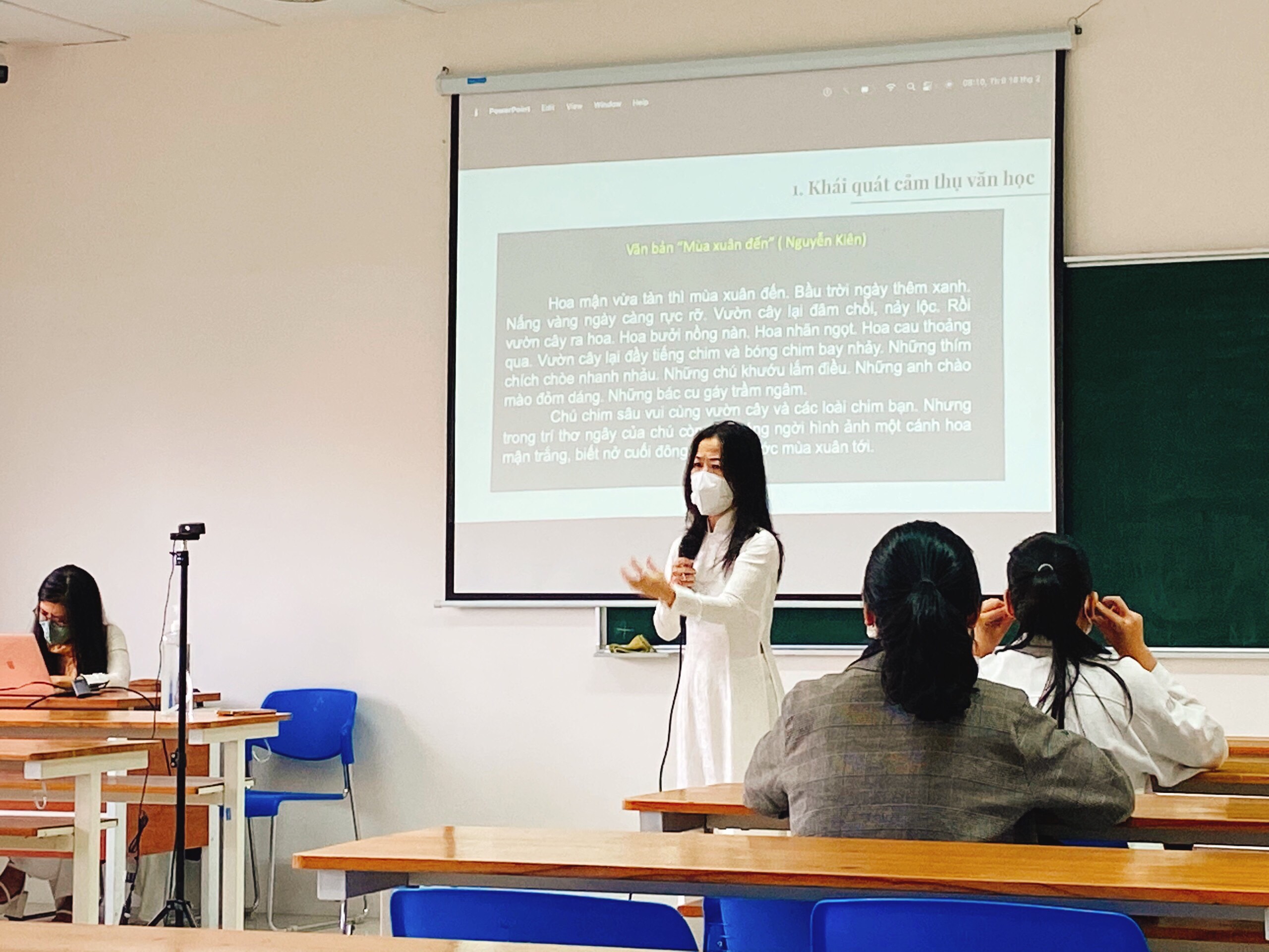 Buổi nói chuyện chuyên đề "Bồi dưỡng năng lực cảm thụ văn học cho học sinh Tiểu học" tại Khoa Sư phạm trường Đại học Đông Á